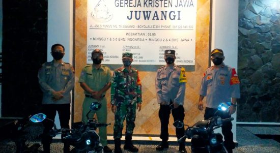 Salah Satu Kepatuhan Protokol Kesehatan Perayaan Ibadah Paskah Dengan Menggunakan Masker, Jumat (16/04/2022), (Foto: V24/Rudi)