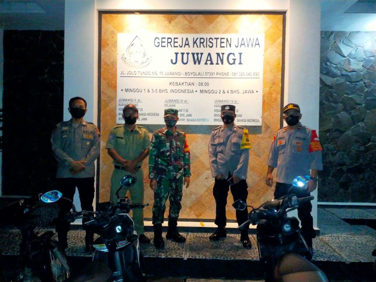 Salah Satu Kepatuhan Protokol Kesehatan Perayaan Ibadah Paskah Dengan Menggunakan Masker, Jumat (16/04/2022), (Foto: V24/Rudi)