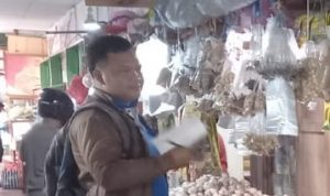 Polsek Melakukan Pengecekan Bahan Pokok di Sejumlah Pasar, Minggu (17/04/2022), (Foto: V24/AL)