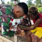 Marcus Diantar Oleh Keluarganya ke Pos Karang untuk Meminta Bantuan Pengobatan, Selasa (19/04/2022), (Foto: V24/AL)