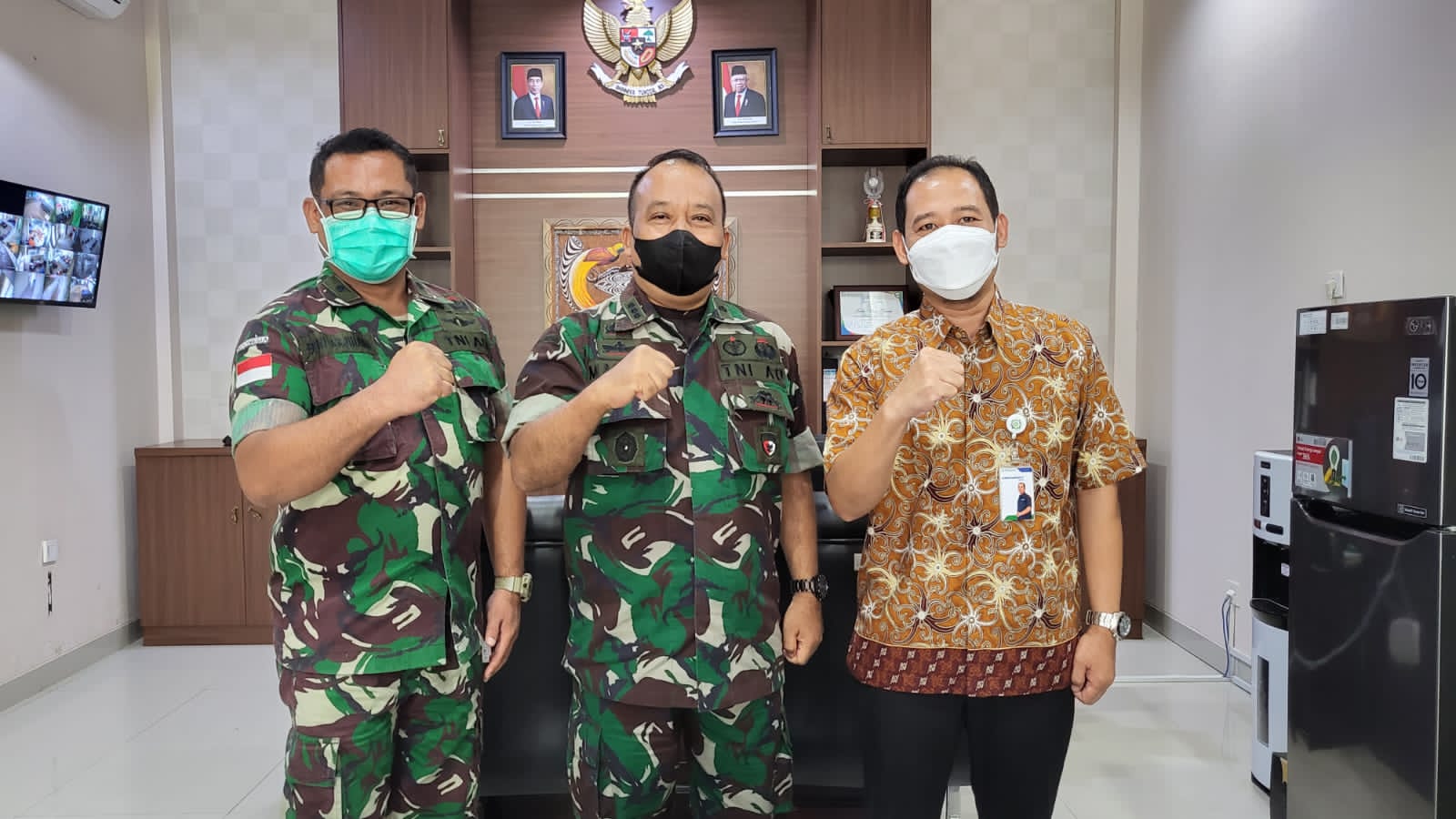 E. Reza Pahlevi, S.E,. Saat Bertemu di Makorem 174 Merauke Pada Kegiatan Wasgiat, Senin (18/04/2022), (Foto: V24/AL)