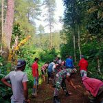 Pelaksanaan Kerja Bakti dengan Sasaran Pelebaran Jalan ini Sangat Tepat Sekali, Selasa (19/04/2022), (Foto: V24/Madli)