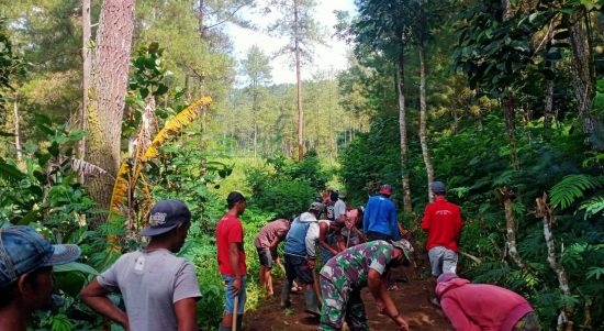 Pelaksanaan Kerja Bakti dengan Sasaran Pelebaran Jalan ini Sangat Tepat Sekali, Selasa (19/04/2022), (Foto: V24/Madli)