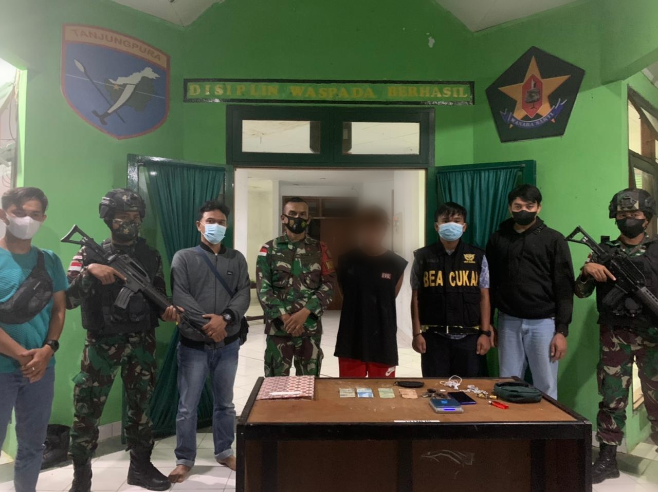 Setelah Dilakukan Pemeriksaan Secara Menyeluruh Ditemukan 1 Paket Diduga Narkoba Jenis Sabu-Sabu, Selasa (19/04/2022), (Foto: V24/AL)