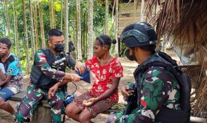 Satgas Pamtas RI-PNG Yonif 711/Rks Beserta 10 Anggota Pos Kaliasin Menyambangi Rumah, Rabu (20/04/2022), (Foto: V24/AL)