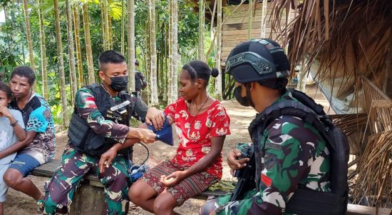 Satgas Pamtas RI-PNG Yonif 711/Rks Beserta 10 Anggota Pos Kaliasin Menyambangi Rumah, Rabu (20/04/2022), (Foto: V24/AL)