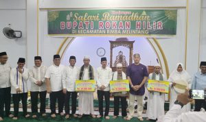 Bupati Rohil dan Rombongan Memberikan Bantuan Sebesar Rp 30 Juta, Selasa (19/04/2022), (Foto: V24/Reza)
