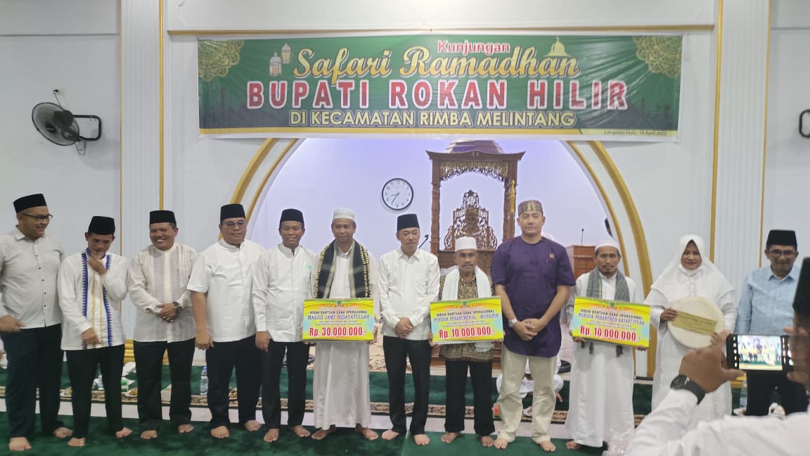 Bupati Rohil dan Rombongan Memberikan Bantuan Sebesar Rp 30 Juta, Selasa (19/04/2022), (Foto: V24/Reza)