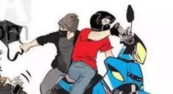 Korban Terjatuh dari Motornya Lalu Pelaku Langsung Merampas Tas Selempang Milik Pelapor, Rabu (20/04/2022), (Foto: V24/Dedi)