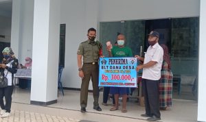 Sebanyak 96 Orang Mendapatkan Bantuan Uang Tunai Sebesar Rp. 300.000,-., Rabu (20/04/2022), (Foto: V24/Madli)