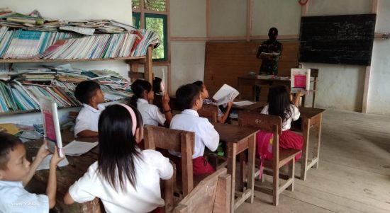 SDN 3 Perbatasan Mendapat Tenaga Didik dari TNI, Rabu (20/04/2022), (Foto: V24/AL)