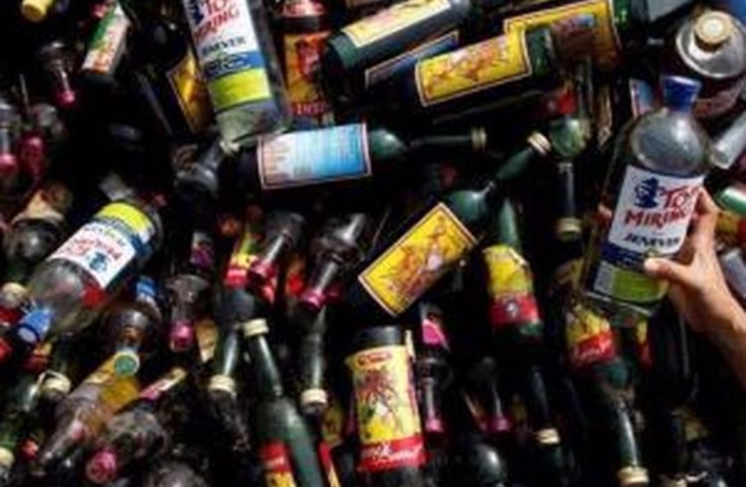 Mantap Selur...., Ribuan Minuman Keras Kini Dimusnahkan, Senin (21/04/2022), (Foto: V24/AL)