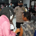 Kapolsek Kangkung AKP Asri, SH didampingi Babinkamtibmas Polsek Kangkung , Rabu (20/04/2022), (Foto: V24/AL)