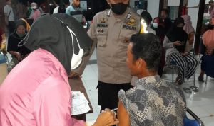 Kapolsek Kangkung AKP Asri, SH didampingi Babinkamtibmas Polsek Kangkung , Rabu (20/04/2022), (Foto: V24/AL)