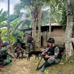 Bapak Amatus Welip (58) Merasa Senang Dengan Adanya Anggota Pos Unggalom, Kamis (21/04/2022), (Foto: V24/AL)