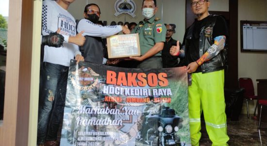 Komunitas Pengendara Motor Membagikan Sebuah Bingkisan yang Istimewa, Rabu (20/04/2022), (Foto: V24/Dedi)