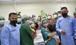 Serda Fredrik Lumowa dan Ny Marcela Sumakul yang Merupakan Orangtua dari si Kembar , Kamis (21/04/2022), (Foto: V24/AL)