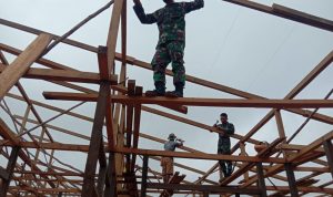 Anggota Satgas Membangun Pondasi Atap Rumah Warga, Kamis (21/04/2022), (Foto: V24/AL)