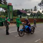 TNI Membagikan Makanan Berbuka dan Menghentikan Laju Jalan Pengendara, Kamis (21/04/2022), (Foto: V24/AL)