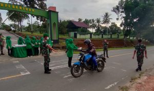 TNI Membagikan Makanan Berbuka dan Menghentikan Laju Jalan Pengendara, Kamis (21/04/2022), (Foto: V24/AL)