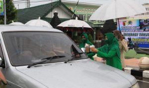 Ibu Persit Berbagi Takji di Hari yang Hujan, Kamis (21/04/2022), (Foto: V24/Madli)