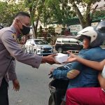 Polsek Medan Timur Membagikan Makanan Kepada Pengendara yang Melintas, Jumat (22/04/2022), (Foto: V24/M.anwar)