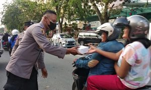 Polsek Medan Timur Membagikan Makanan Kepada Pengendara yang Melintas, Jumat (22/04/2022), (Foto: V24/M.anwar) Polsek Medan Timur Membagikan Makanan Kepada Pengendara yang Melintas, Jumat (22/04/2022), (Foto: V24/M.anwar)