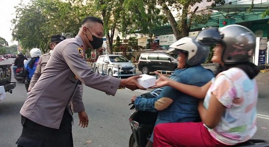 Polsek Medan Timur Membagikan Makanan Kepada Pengendara yang Melintas, Jumat (22/04/2022), (Foto: V24/M.anwar)