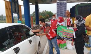 Berbagai Pihak Lembaga Membagikan Takjil di Depan Gerbang Jalan Tol Sudirman, Jumat (22/04/2022), (Foto: V24/AL)
