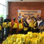 Anggota DPR RI Bersama Golkar Membagikan Sembako, Sabtu (23/04/2022), (Foto: V24/VIN)