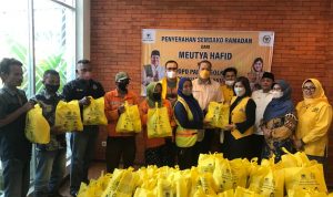 Anggota DPR RI Bersama Golkar Membagikan Sembako, Sabtu (23/04/2022), (Foto: V24/VIN) Anggota DPR RI Bersama Golkar Membagikan Sembako, Sabtu (23/04/2022), (Foto: V24/VIN)