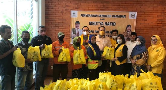 Anggota DPR RI Bersama Golkar Membagikan Sembako, Sabtu (23/04/2022), (Foto: V24/VIN)