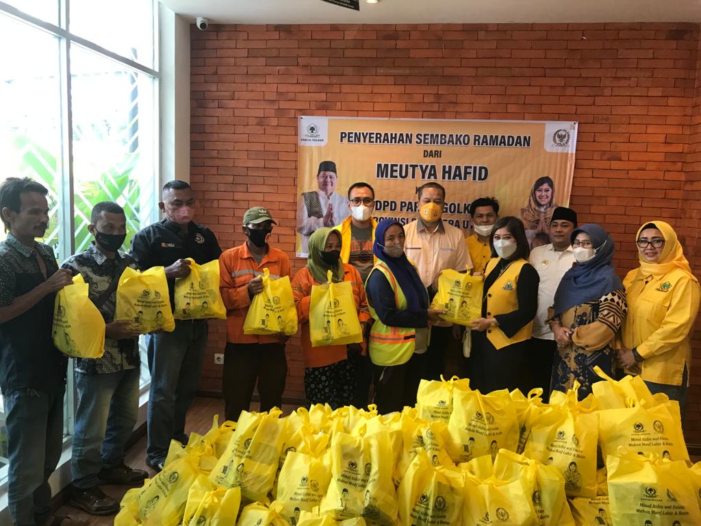 Anggota DPR RI Bersama Golkar Membagikan Sembako, Sabtu (23/04/2022), (Foto: V24/VIN)