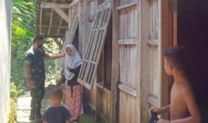 Babinsa Melaksanakan Survei dan Pendataan Rumah Warga yang Akan Mendapatkan Bantuan,Sabtu (23/04/2022), (Foto: V24/Rudi)