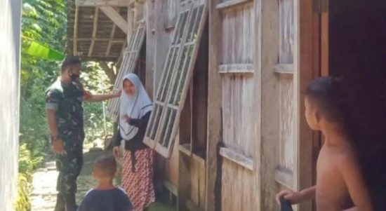 Babinsa Melaksanakan Survei dan Pendataan Rumah Warga yang Akan Mendapatkan Bantuan,Sabtu (23/04/2022), (Foto: V24/Rudi)