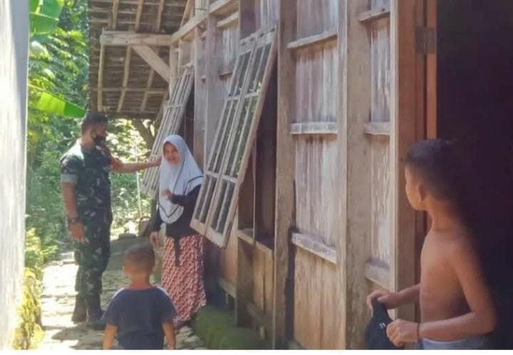Babinsa Melaksanakan Survei dan Pendataan Rumah Warga yang Akan Mendapatkan Bantuan,Sabtu (23/04/2022), (Foto: V24/Rudi)