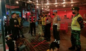 Satpol PP Tidak Pernah Bosan Terus Melaksanakan Sosialisasi dan Himbauan Prokes, Jumat (22/04/2022), (Foto: V24/Madli)