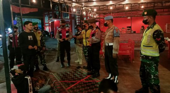 Satpol PP Tidak Pernah Bosan Terus Melaksanakan Sosialisasi dan Himbauan Prokes, Jumat (22/04/2022), (Foto: V24/Madli)