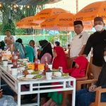 Ketua KSJ Sumber Padi Irul Azhar Terus Berbagi Takjil Kepada Warga Masyarakat, Minggu (24/04/2022), (Foto: V24/AL)