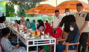 Ketua KSJ Sumber Padi Irul Azhar Terus Berbagi Takjil Kepada Warga Masyarakat, Minggu (24/04/2022), (Foto: V24/AL)