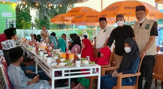 Ketua KSJ Sumber Padi Irul Azhar Terus Berbagi Takjil Kepada Warga Masyarakat, Minggu (24/04/2022), (Foto: V24/AL)