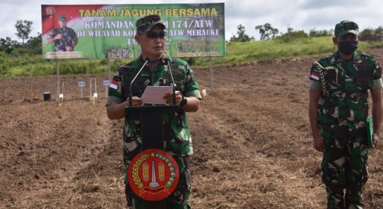 Danrem 174/ATW Merauke Brigjen TNI E. Reza Pahlevi Memberi Ucapan Terima Kasih Kepada Masyarakat, Sabtu (23/04/2022), (Foto: V24/AL)