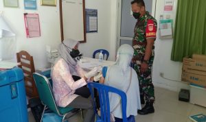Kopda Shokib Bersama Nakes Puskesmas Juwangi Menggelar Vaksinasi Booster, Minggu (24/04/2022), (Foto: V24/Rudi)