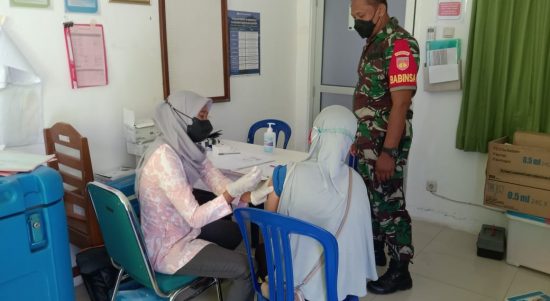 Kopda Shokib Bersama Nakes Puskesmas Juwangi Menggelar Vaksinasi Booster, Minggu (24/04/2022), (Foto: V24/Rudi)