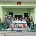 Berbagi Takjil Menjelang Berbuka Puasa di Depan Koramil 03/Serengan Jln. Veteran No. 275, Minggu (24/04/2022), (Foto: V24/AL)