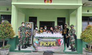 Berbagi Takjil Menjelang Berbuka Puasa di Depan Koramil 03/Serengan Jln. Veteran No. 275, Minggu (24/04/2022), (Foto: V24/AL)