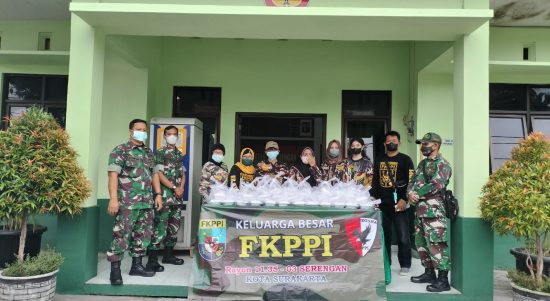 Berbagi Takjil Menjelang Berbuka Puasa di Depan Koramil 03/Serengan Jln. Veteran No. 275, Minggu (24/04/2022), (Foto: V24/AL)