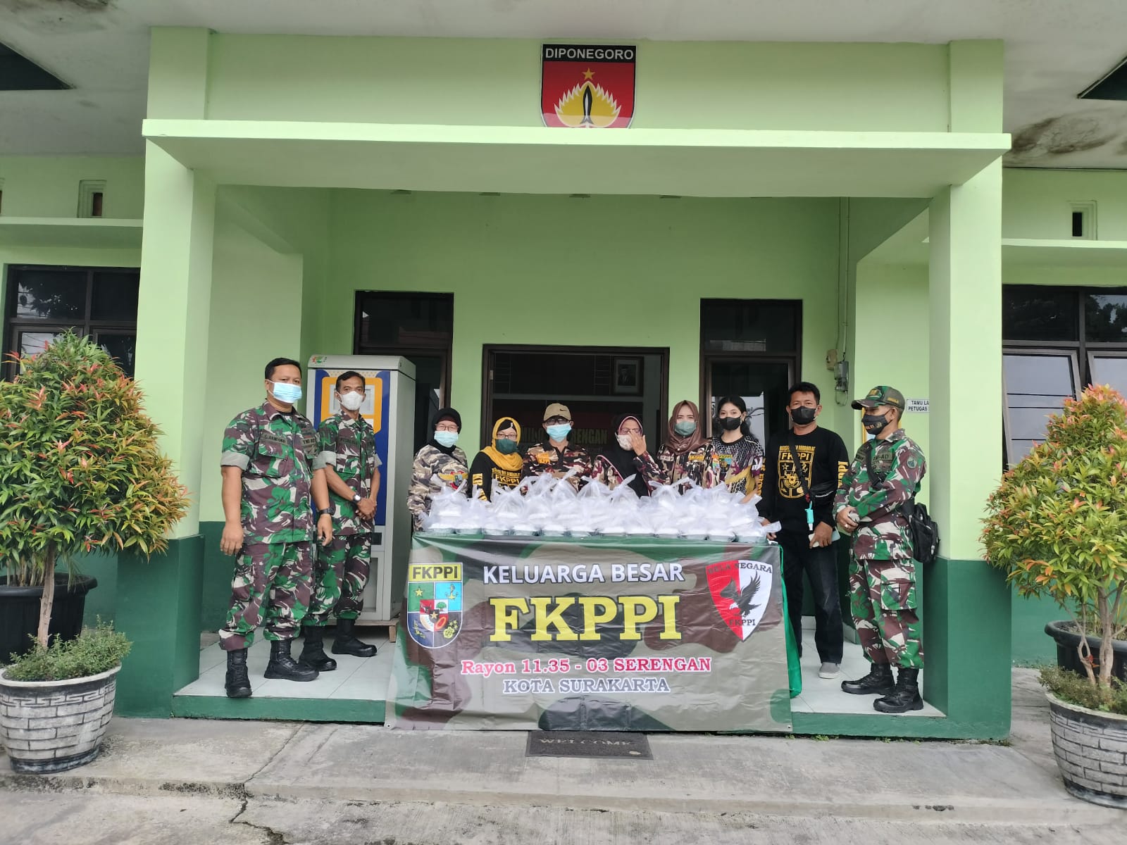 Berbagi Takjil Menjelang Berbuka Puasa di Depan Koramil 03/Serengan Jln. Veteran No. 275, Minggu (24/04/2022), (Foto: V24/AL)