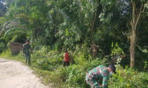 Warga Dan Satgas di Desa Riam Sejawak Kecamatan Ketungau Hulu Bersih-bersih Jalan, Sabtu (23/04/2022), (Foto: V24/AL)