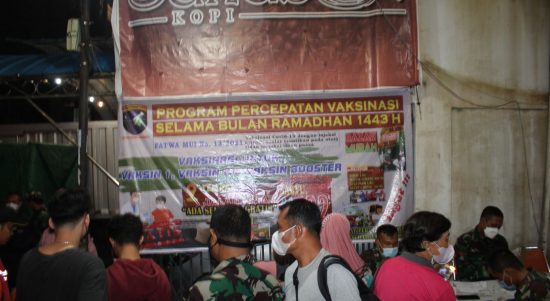 Vaksinasi Dilaksanakan di Empat Titik Lokasi di Jalan Hijas, Minggu (24/04/2022), (Foto: V24/AL)